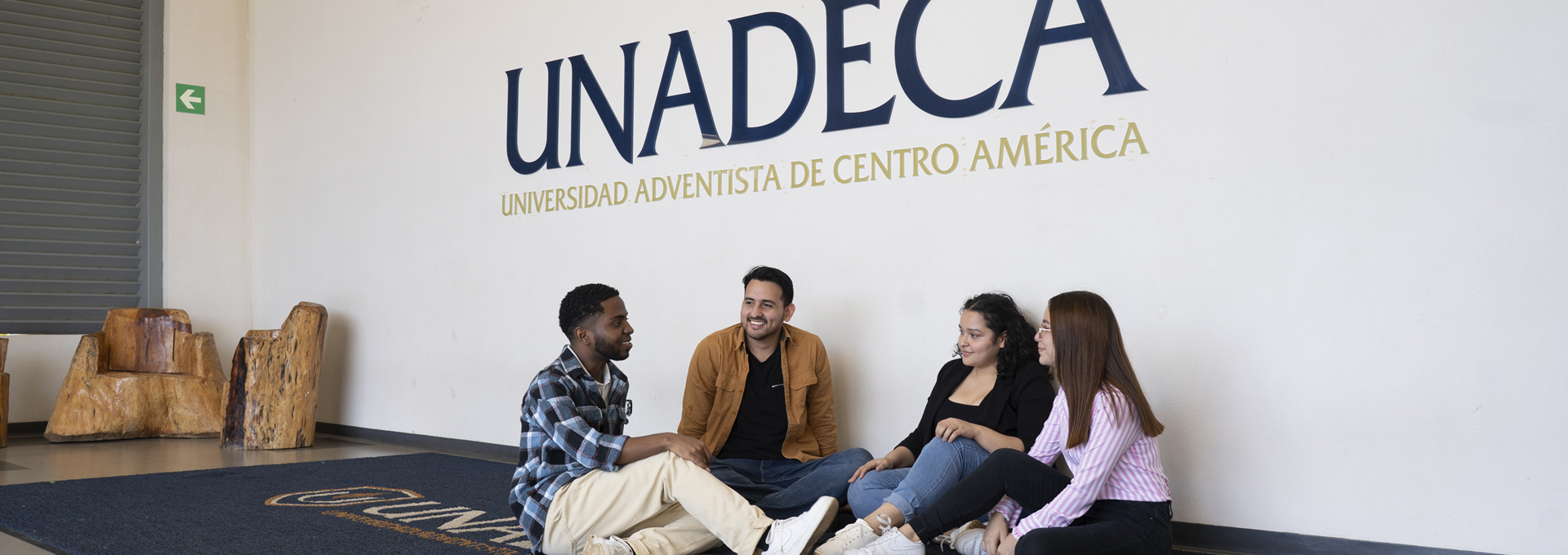 Estudiantes compartiendo en el campus de UNADECA